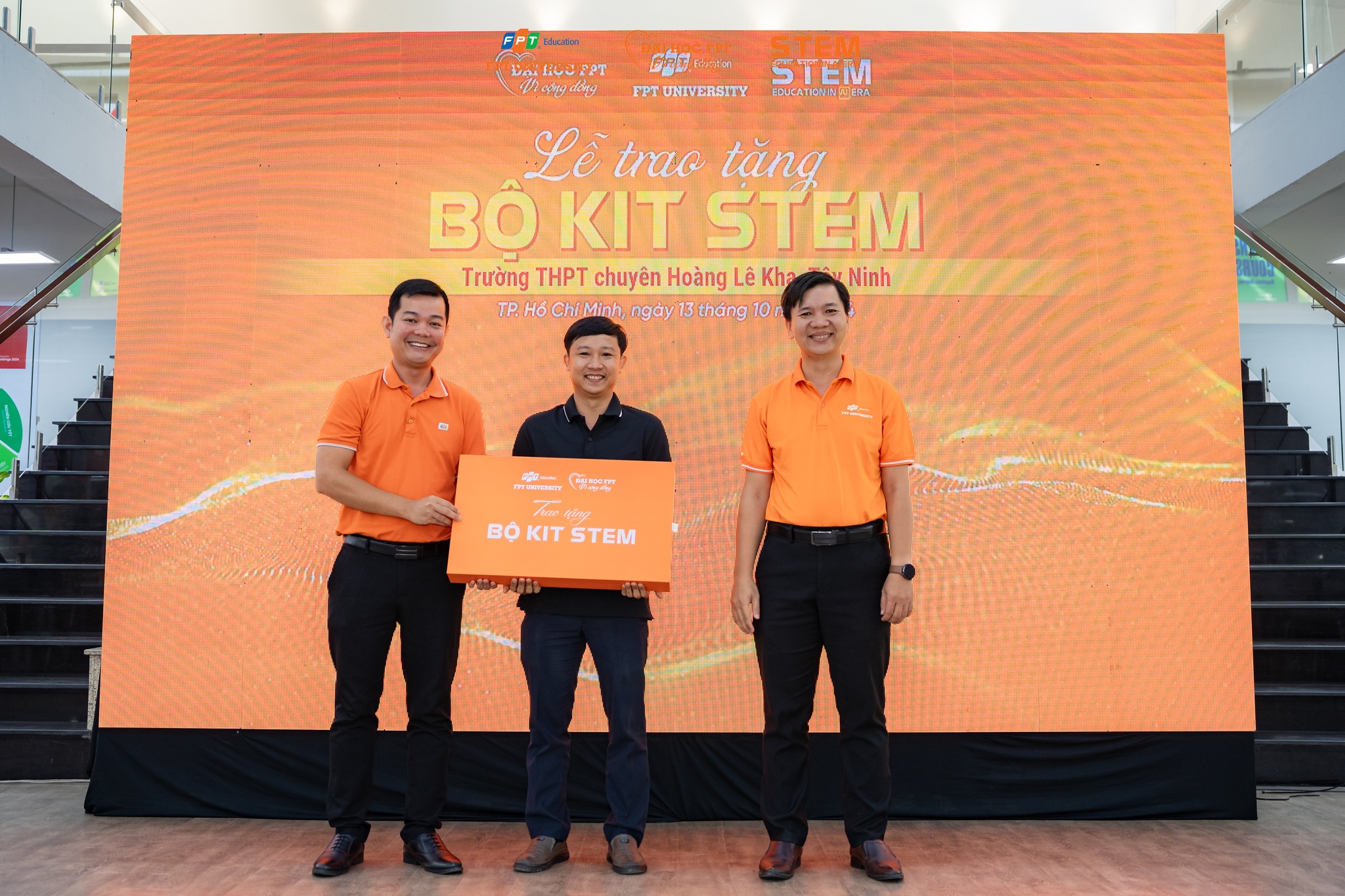 Những bộ thiết bị học tập STEM được trao tận tay tới đại diện các trường THPT