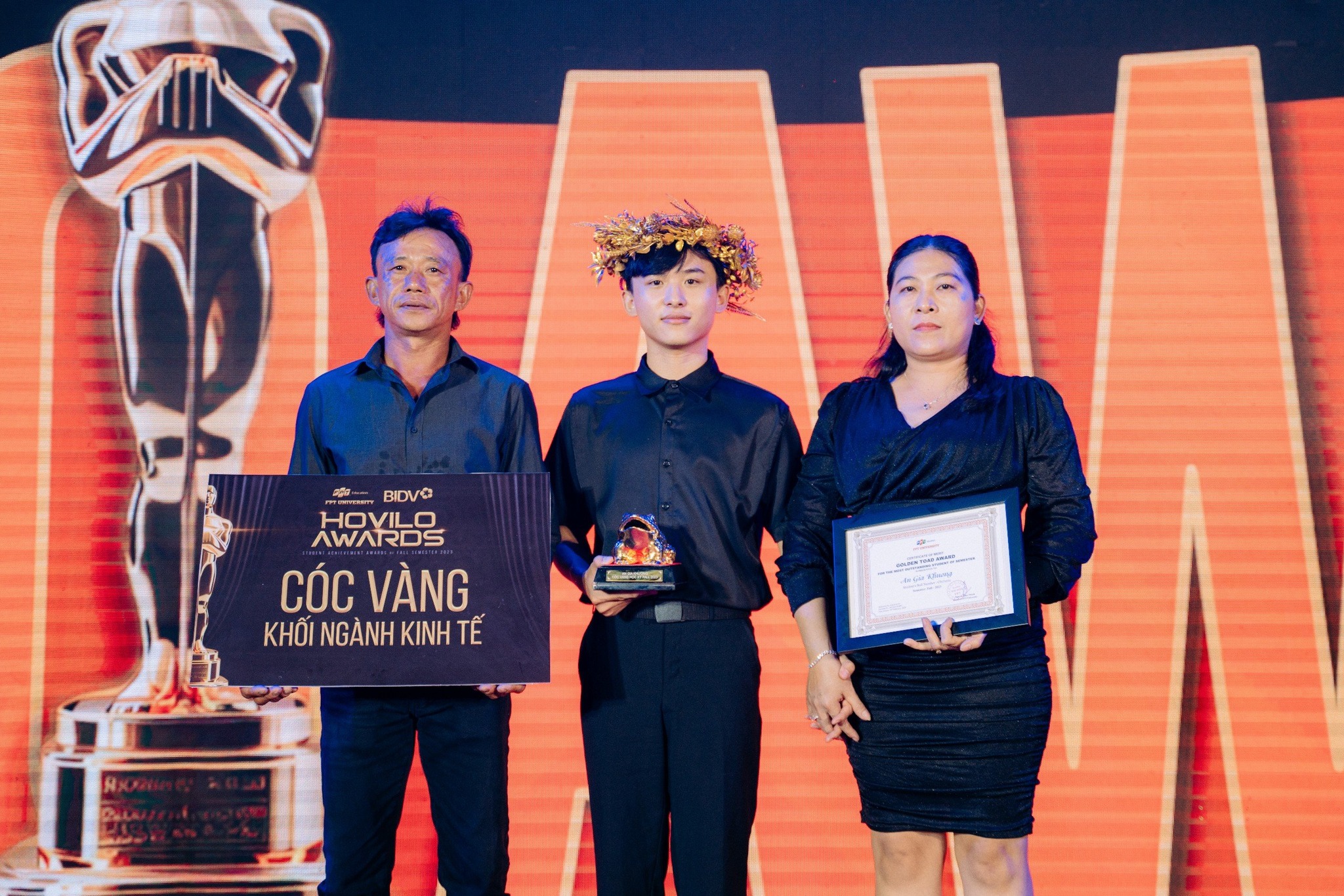 Gia Khương (giữa) nhận danh hiệu “Cóc Vàng” khối ngành Kinh tế ở học kỳ Fall 2023