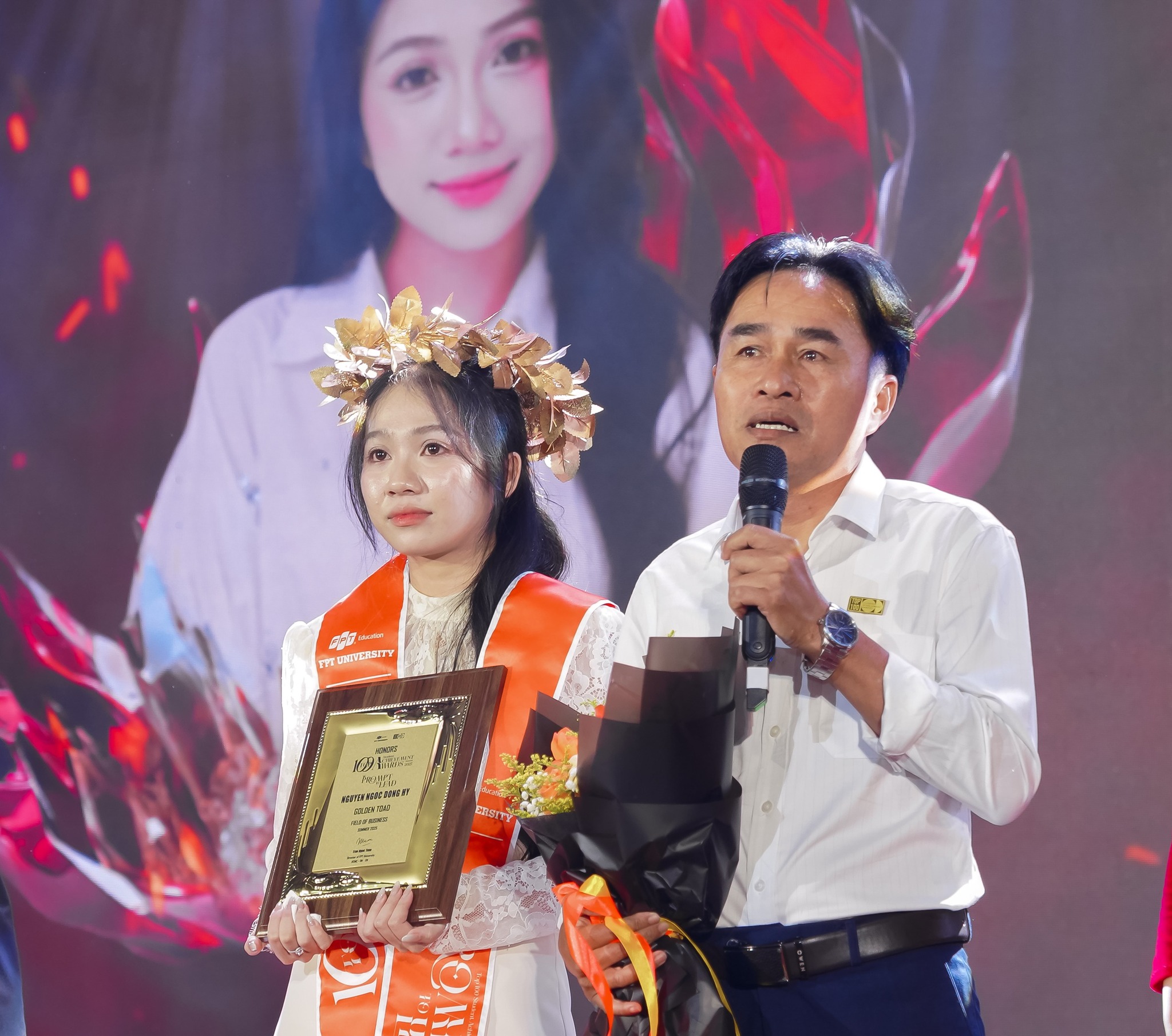 Ba của Đông Hy không giấu được niềm xúc động và tự hào về cô con gái của mình