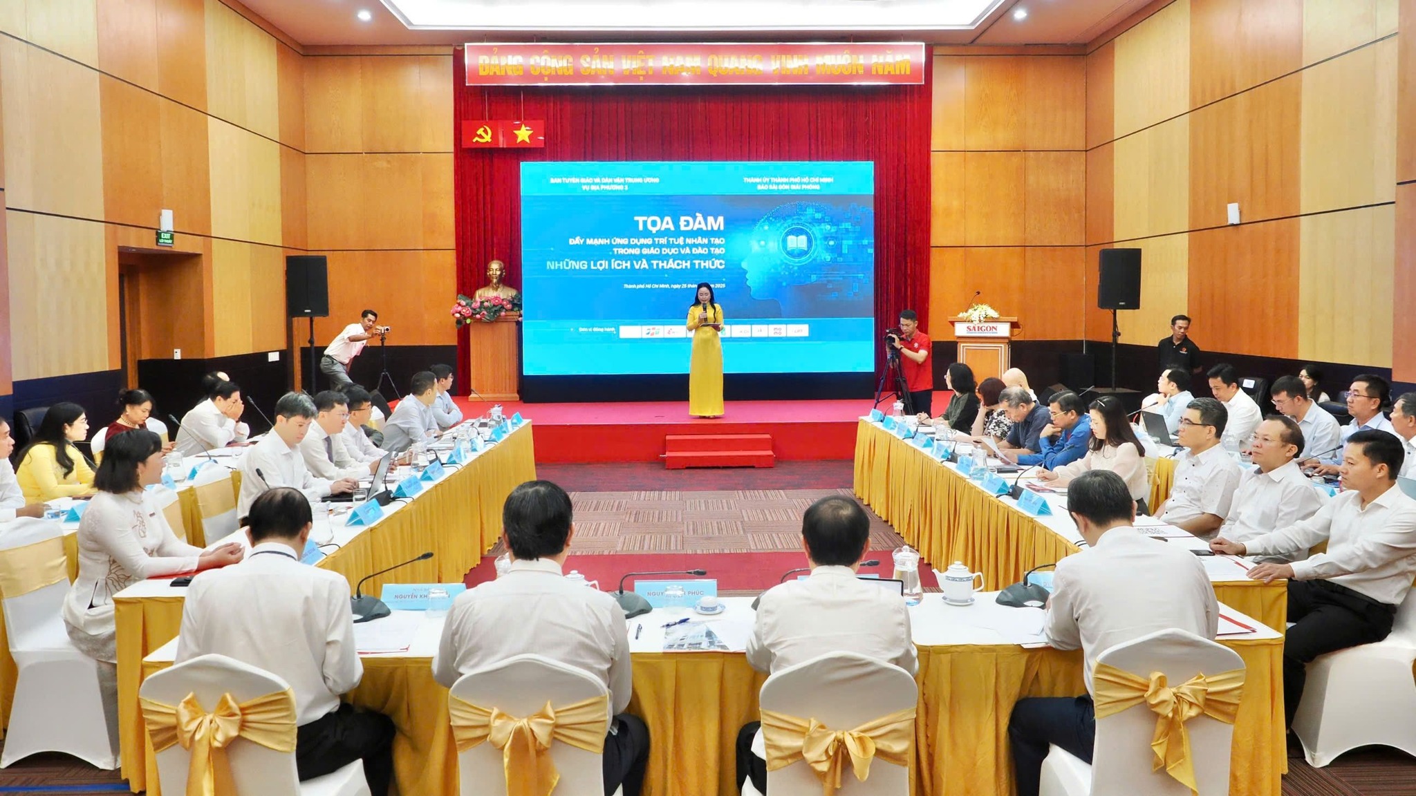 Tọa đàm “Đẩy mạnh ứng dụng trí tuệ nhân tạo trong giáo dục và đào tạo – Những lợi ích và thách thức” diễn ra vào sáng ngày 25/10/2025