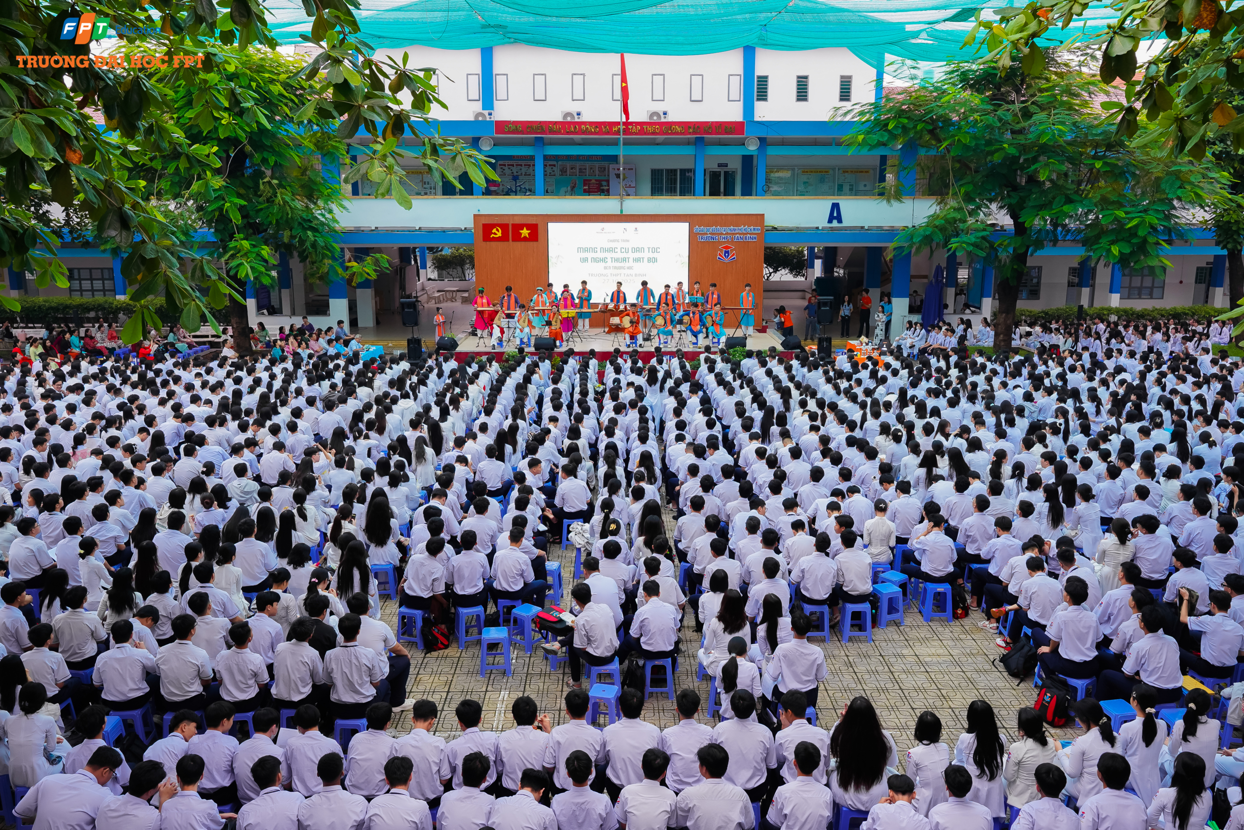 Sân trường THPT Tân Bình chật kín giảng viên, học sinh trong buổi sáng đầu tuần