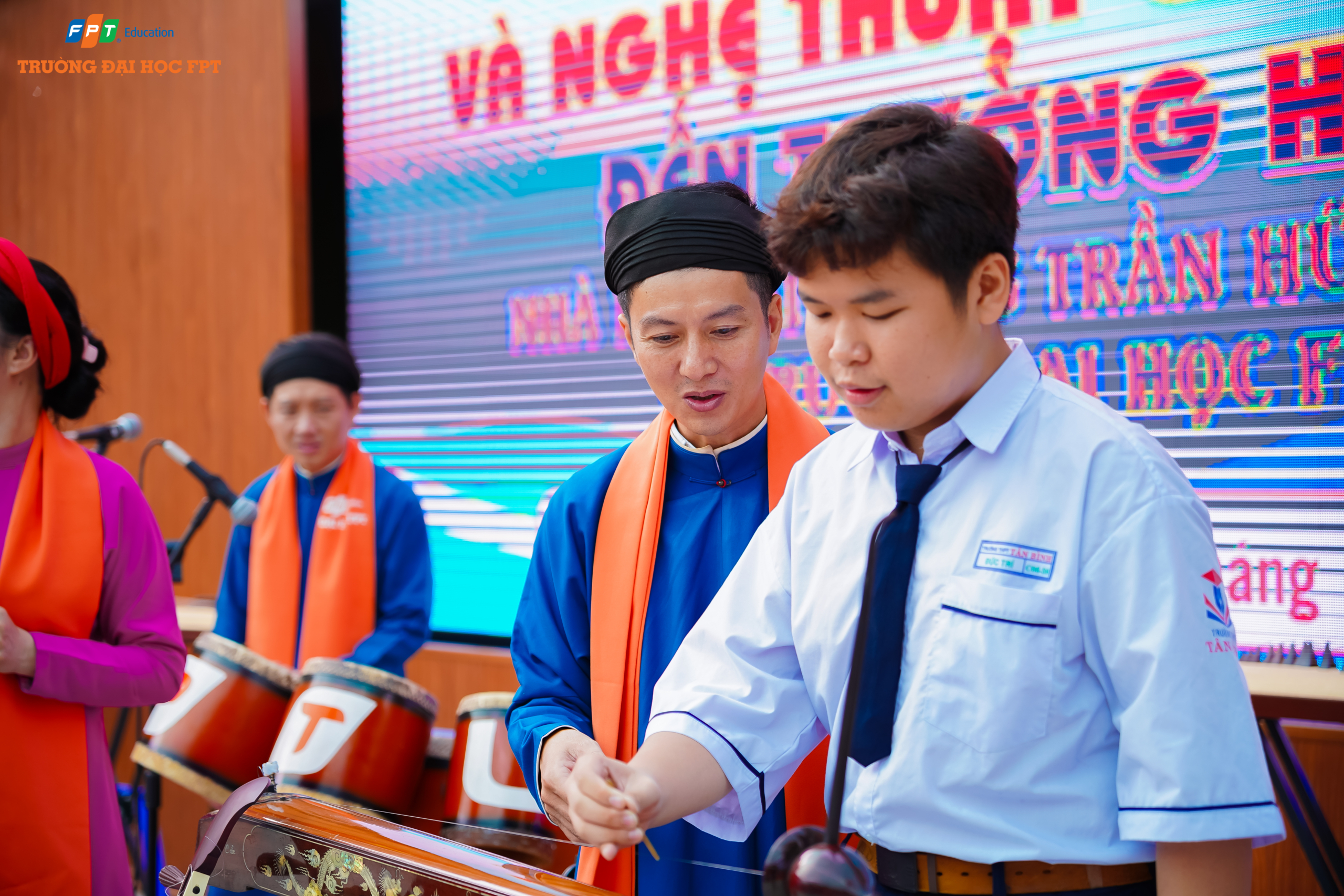 Bạn Trần Nguyễn Đức Trí - học sinh lớp 10C6 trải nghiệm thực hành đàn bầu dưới sự hướng dẫn của giảng viên Trường Đại học FPT