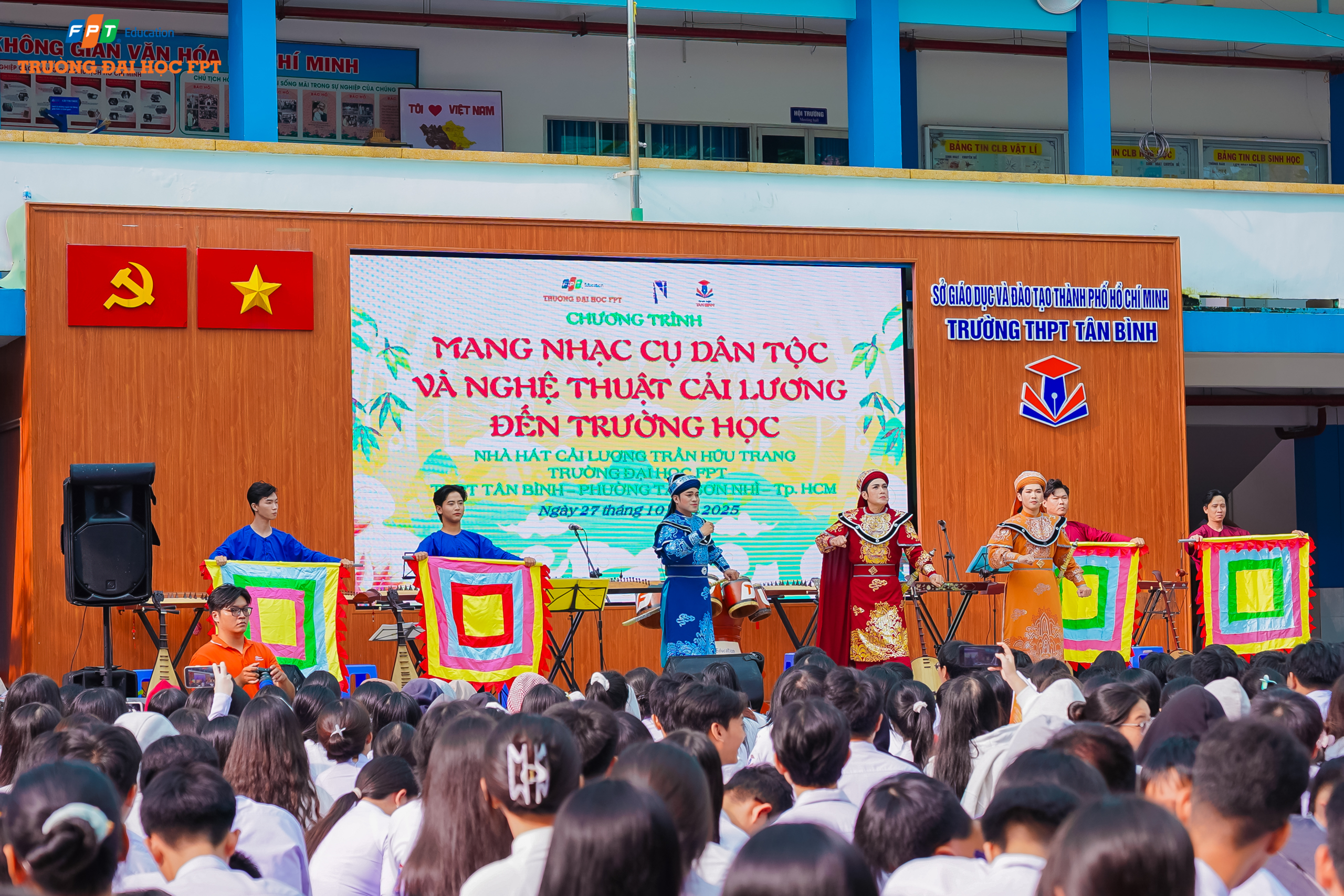 Các nghệ sĩ nhà hát Trần Hữu Trang với ca cảnh “Bài ca mở cõi”