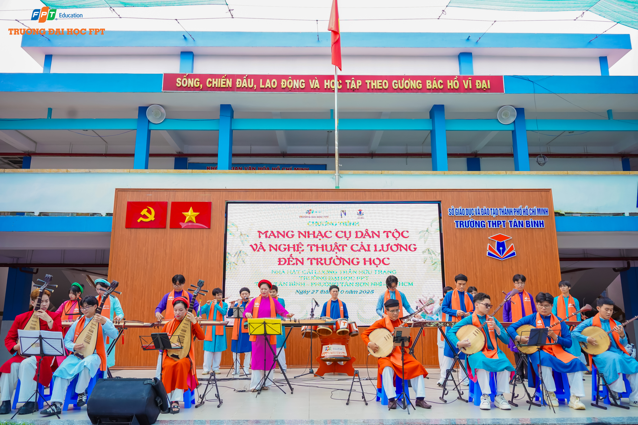 Giảng viên, sinh viên FPTU biểu diễn nhạc cụ dân tộc