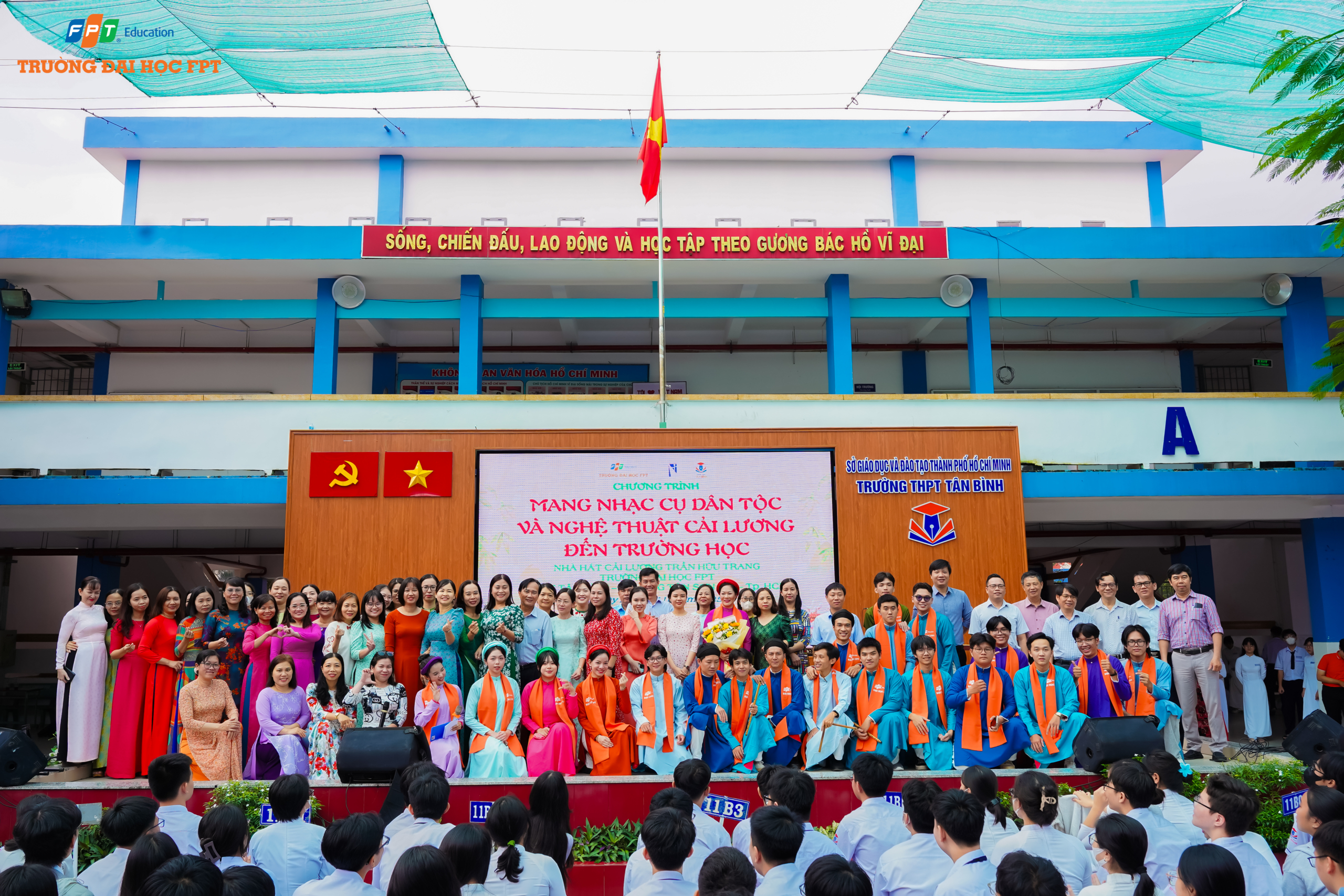 Giảng viên, sinh viên Trường Đại học FPT chụp ảnh lưu niệm cùng giáo viên Trường THPT Tân Bình