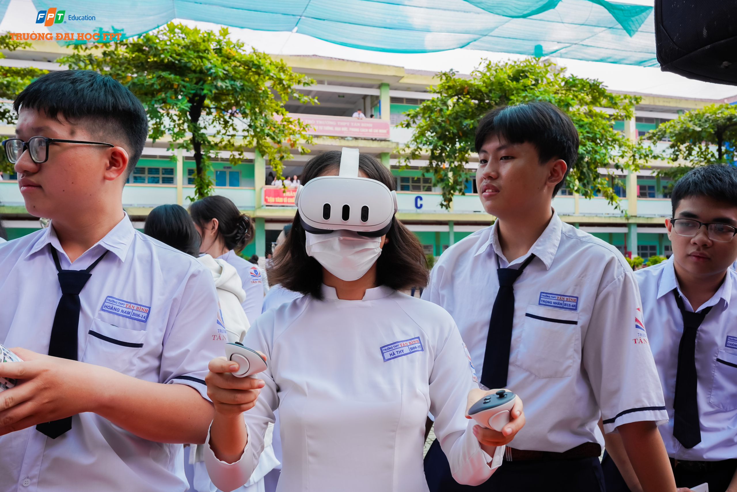 Học sinh trải nghiệm công nghệ thực tế ảo