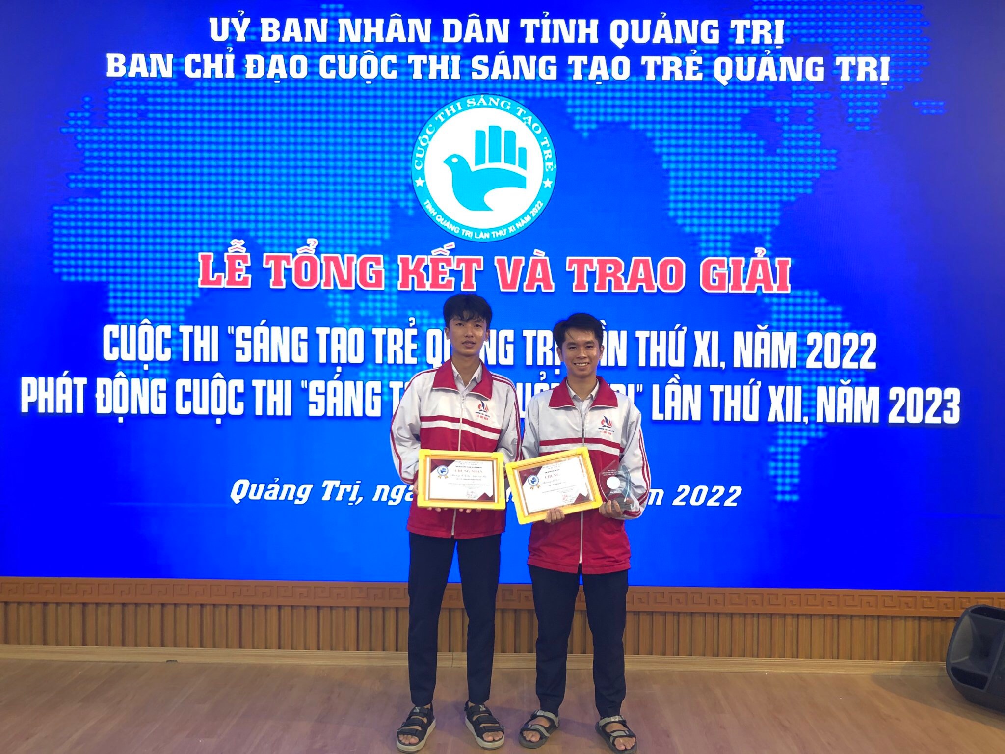 Xuân Huấn (phải) nhận giải tại cuộc thi "Sáng tạo trẻ Quảng Trị" lần thứ XI, năm 2022 & Phát động cuộc thi "Sáng tạo trẻ Quảng Trị" lần thứ XII, năm 2023
