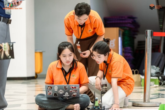 Lê Ngọc Anh Thư (bên trái) nữ sinh Trường Đại học FPT vừa được vinh danh trong Top 20 nữ sinh Khoa học – Công nghệ năm 2025.