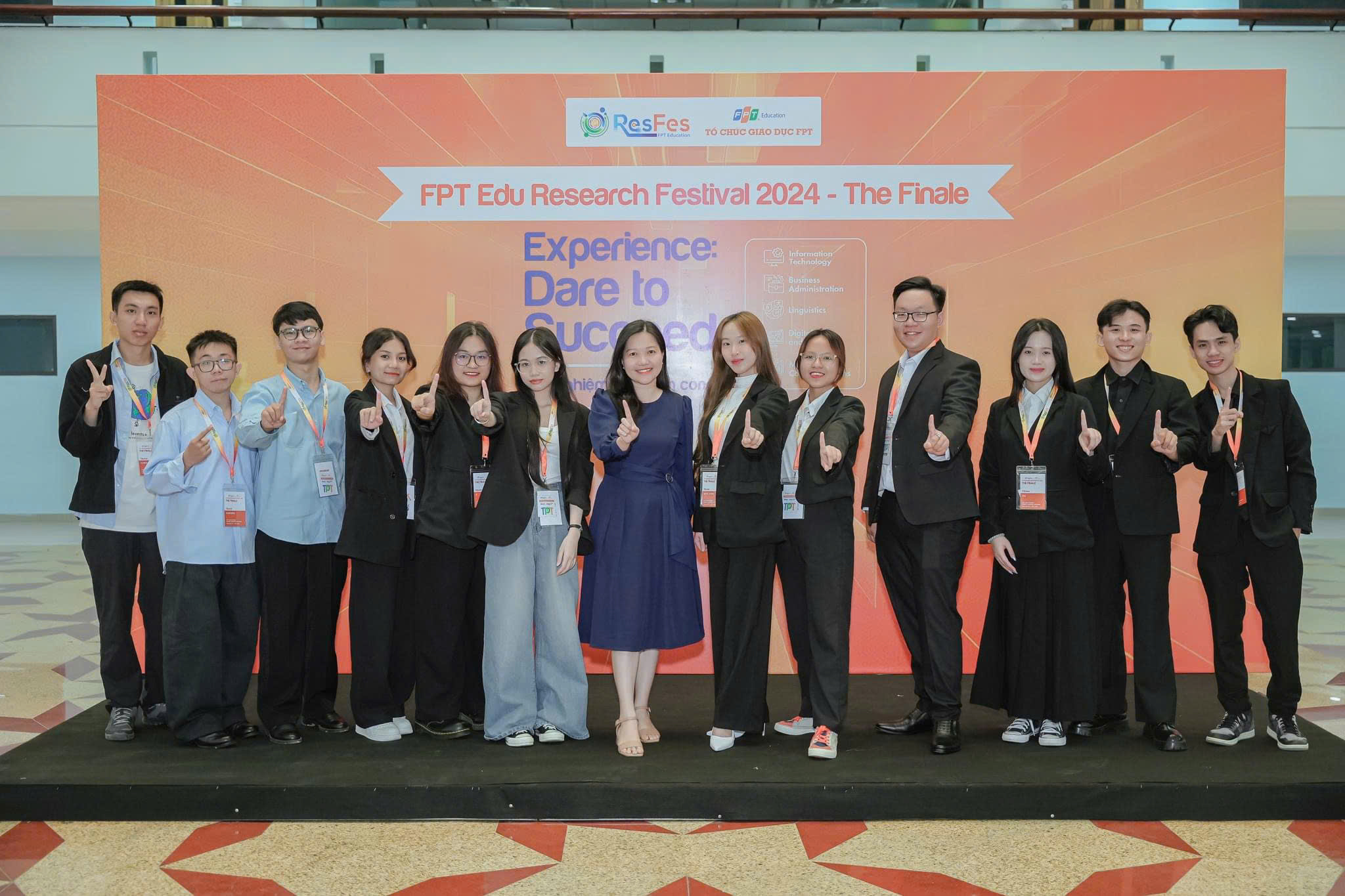Thanh Tú (ngoài cùng bên phải) tham gia sự kiện Festival Nghiên cứu Khoa học sinh viên 2024