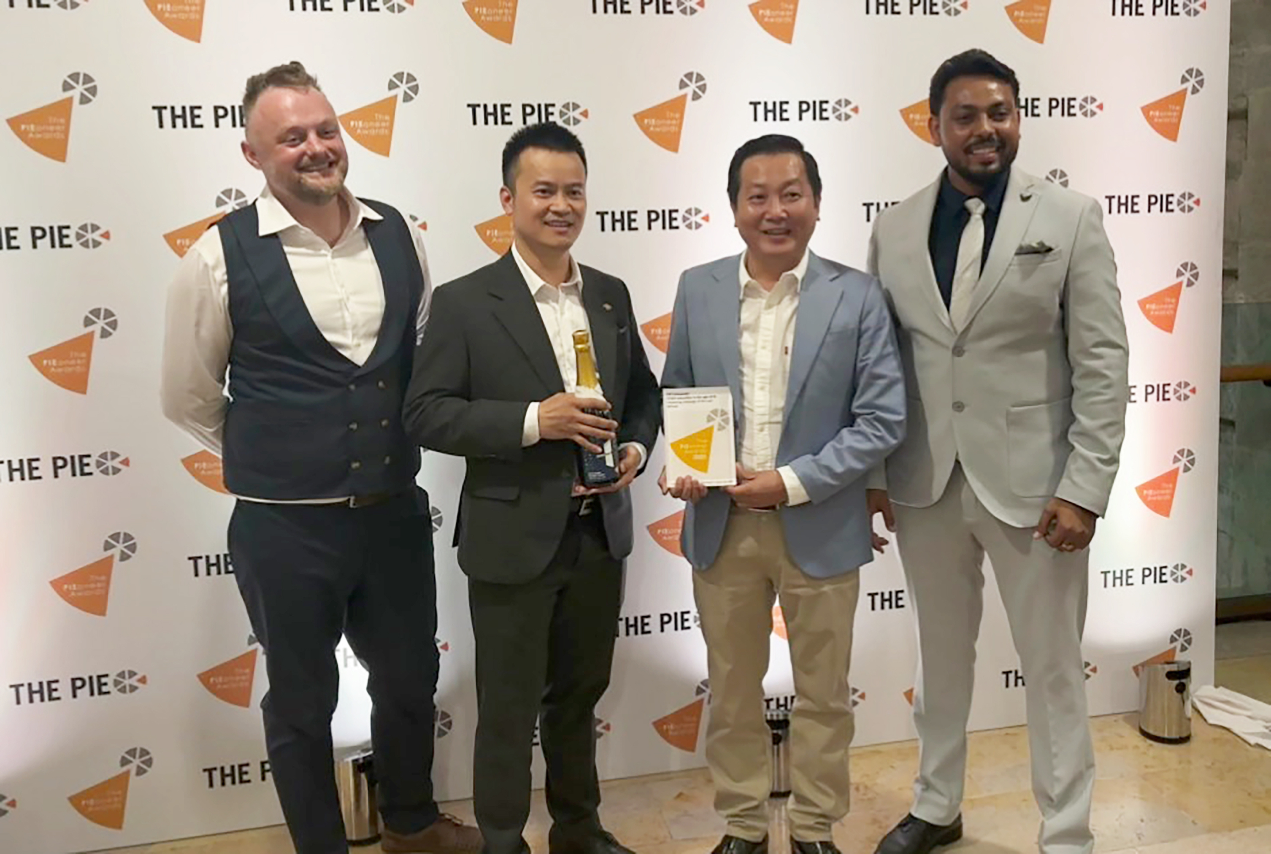 Đại diện Trường Đại học FPT nhận giải “Marketing Campaign of the Year” tại Toà thị chính London (Anh)