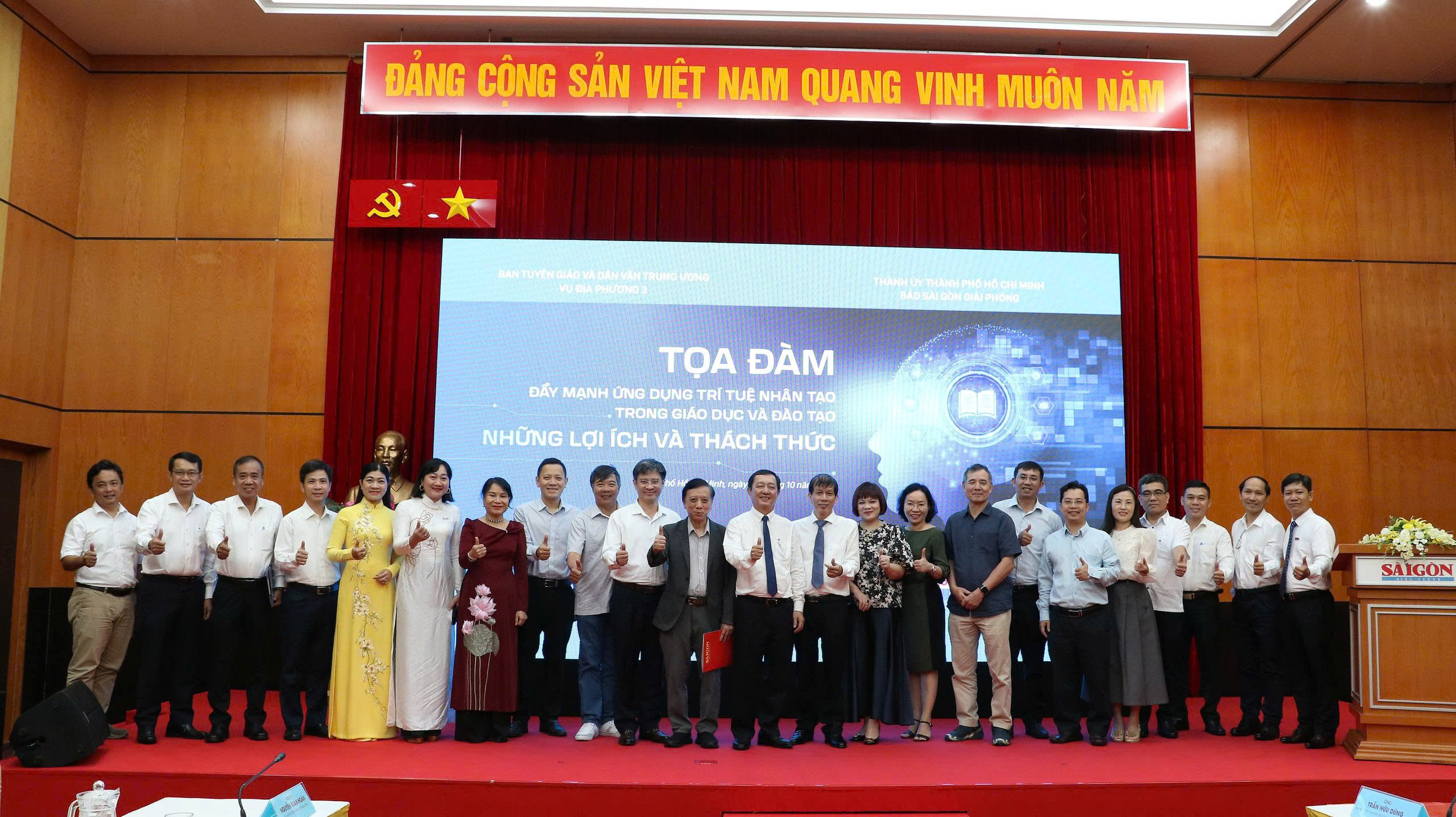 Tọa đàm có sự tham dự của các cấp quản lý từ Trung ương đến địa phương cùng các hiệu trưởng, giáo sư, các nhà khoa học, chuyên gia uy tín trong lĩnh vực giáo dục và công nghệ