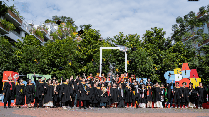 Tân cử nhân cùng giảng viên và ban lãnh đạo cùng tung mũ trong ngày Convocation Day 2025