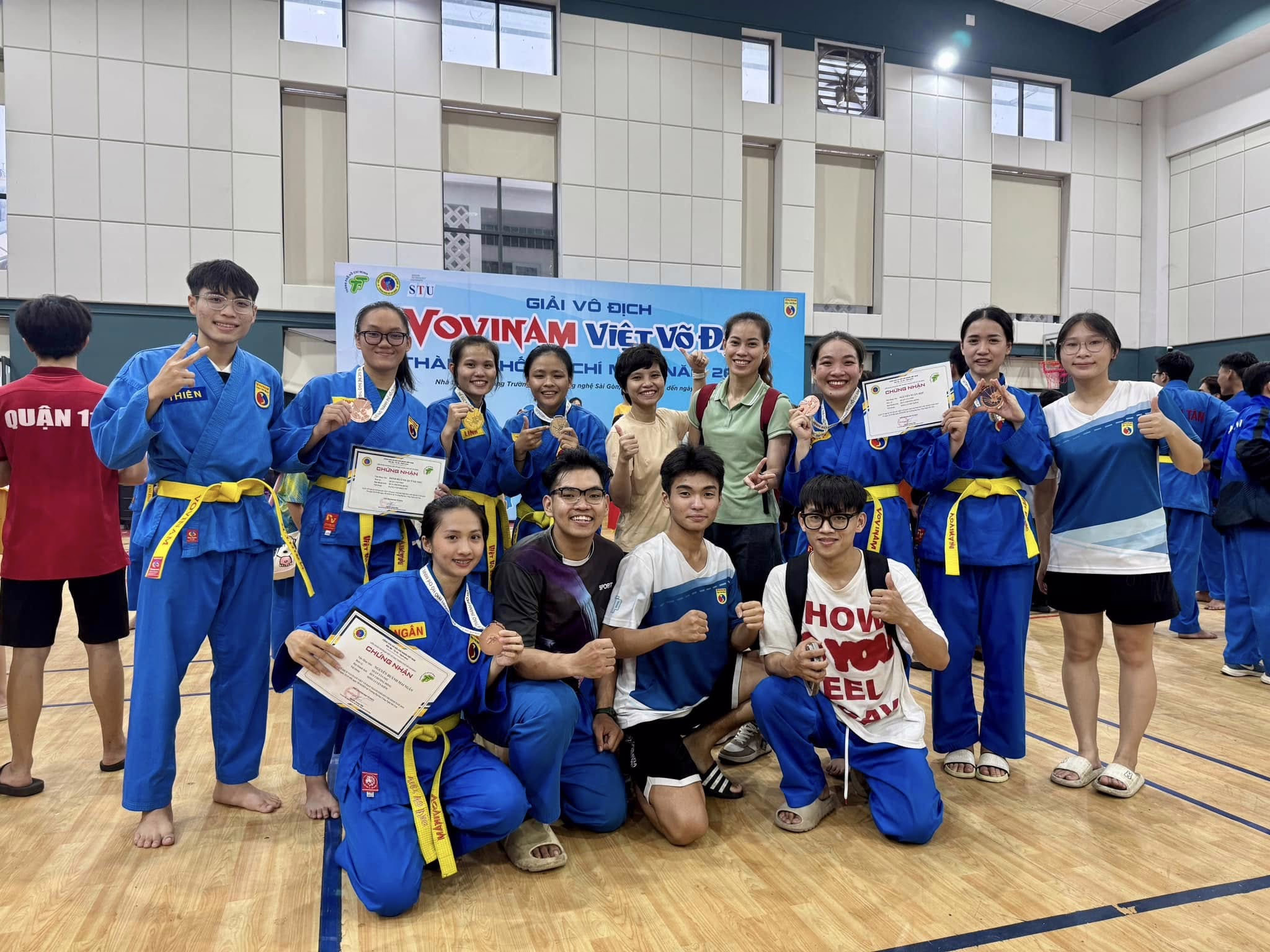 Cô Châu đồng hành cùng sinh viên trong nhiều giải đấu