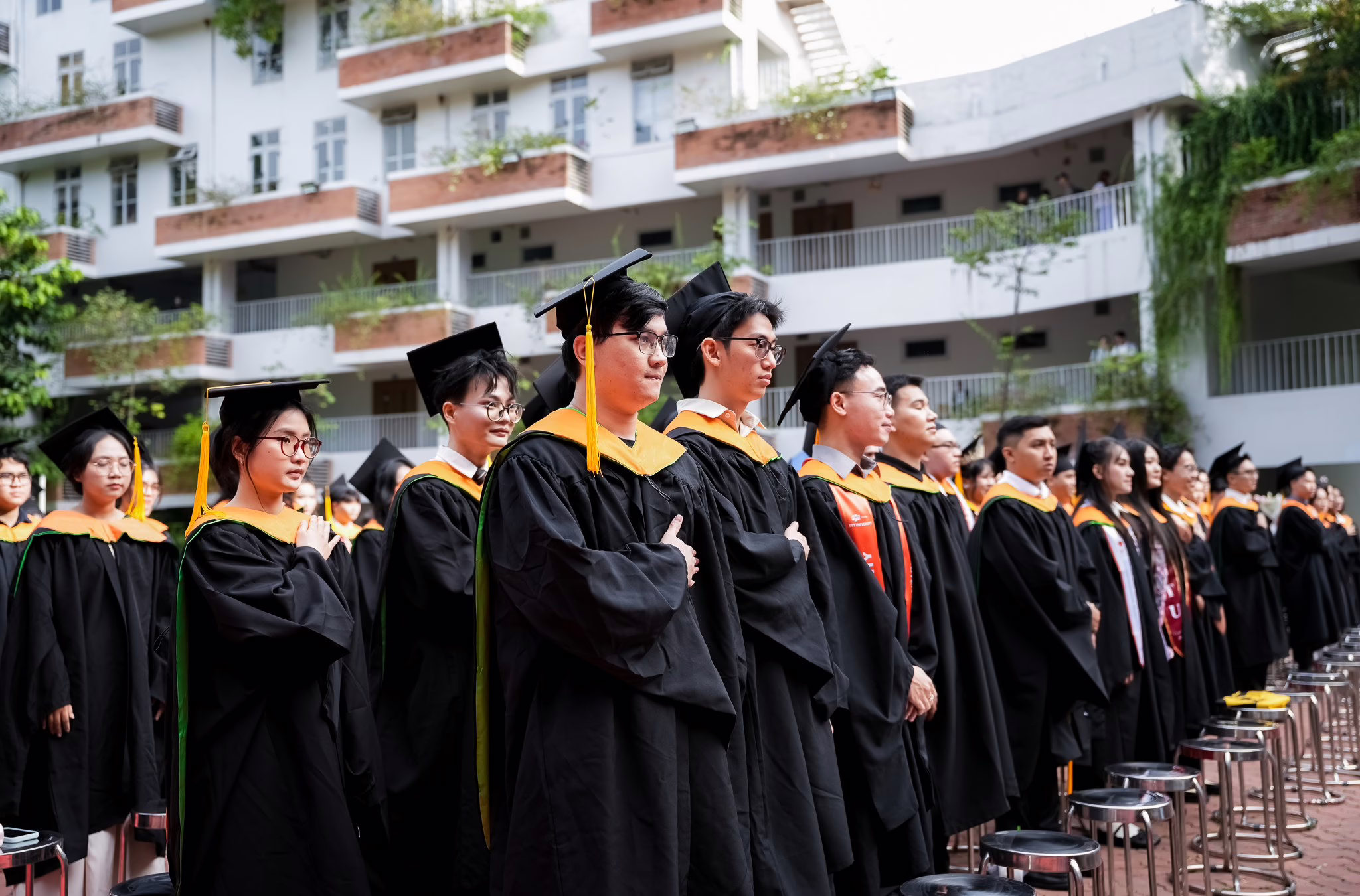 Khoảnh khắc xúc động khi các tân cử nhân Trường Đại học FPT thực hiện nghi thức nghiêm lễ với cha mẹ và thầy cô