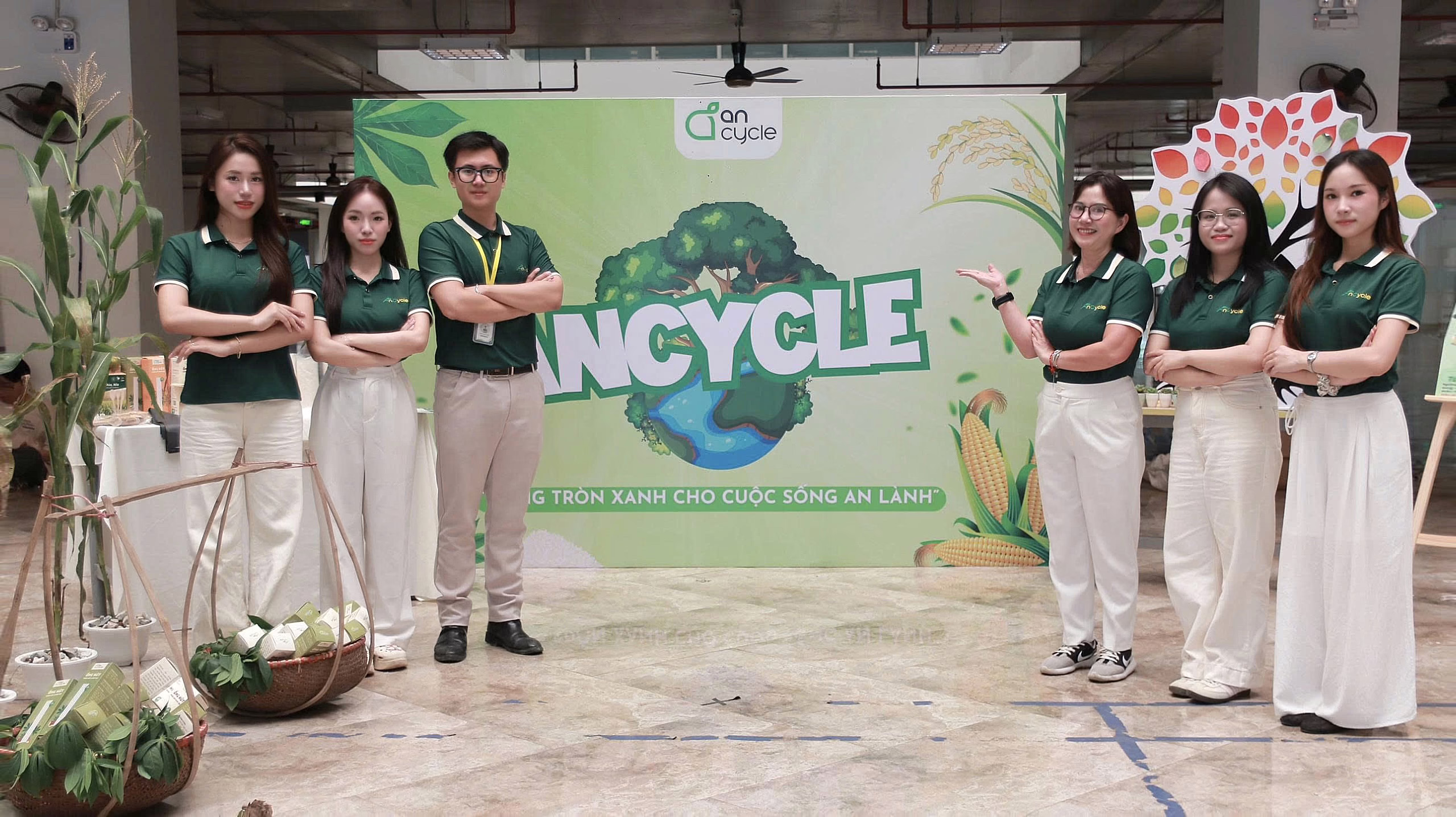 Ảnh chụp cùng giảng viên hướng dẫn Ảnh chụp cùng giảng viên hướng dẫn