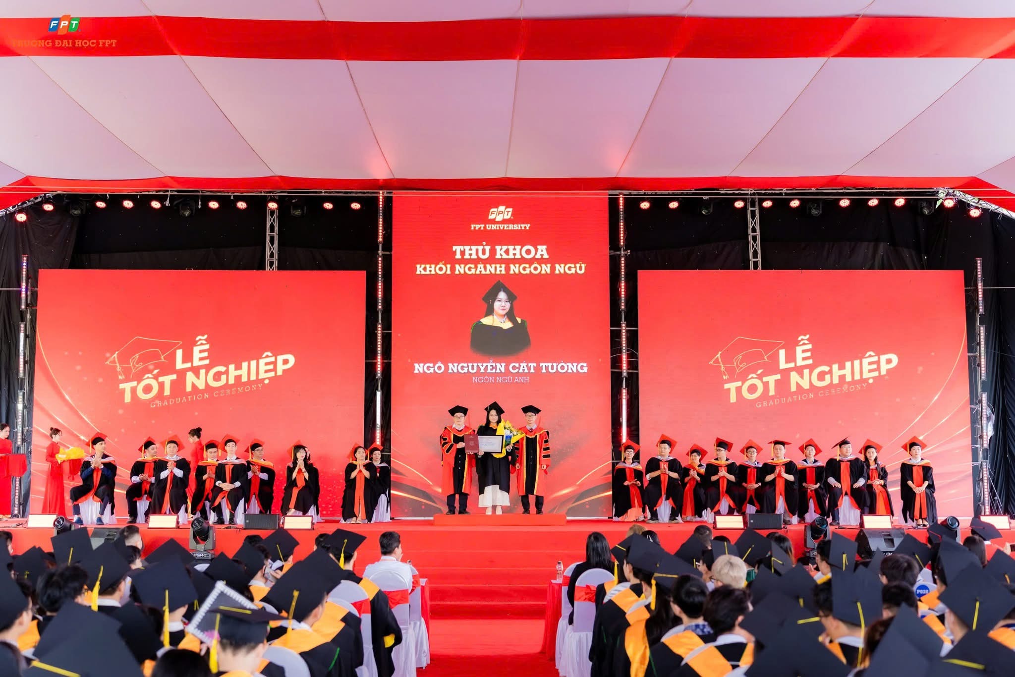 IMG 0958 Cát Tường được vinh danh Thủ khoa Khối ngành Ngôn ngữ tại Lễ Tốt nghiệp