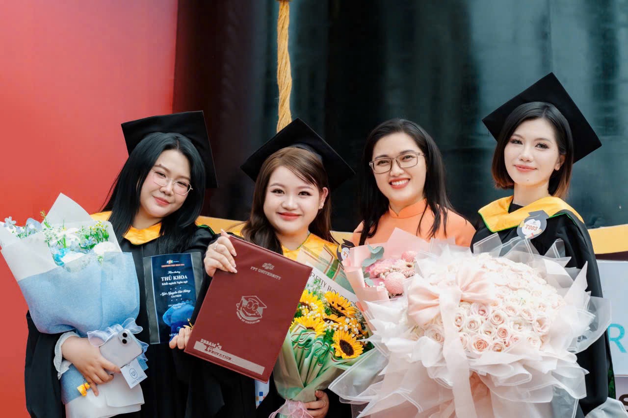 IMG 1153 Cô nàng thủ khoa Cát Tường (trái) không quên gửi lời tri ân đến gia đình, thầy cô và bạn bè