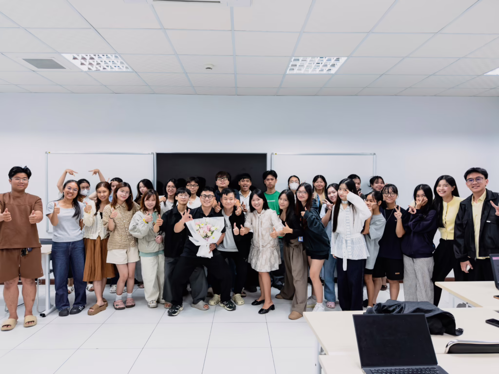 Thầy Đạt nhiều lần bắt gặp hình ảnh “chính mình của ngày trước” trong các bạn sinh viên