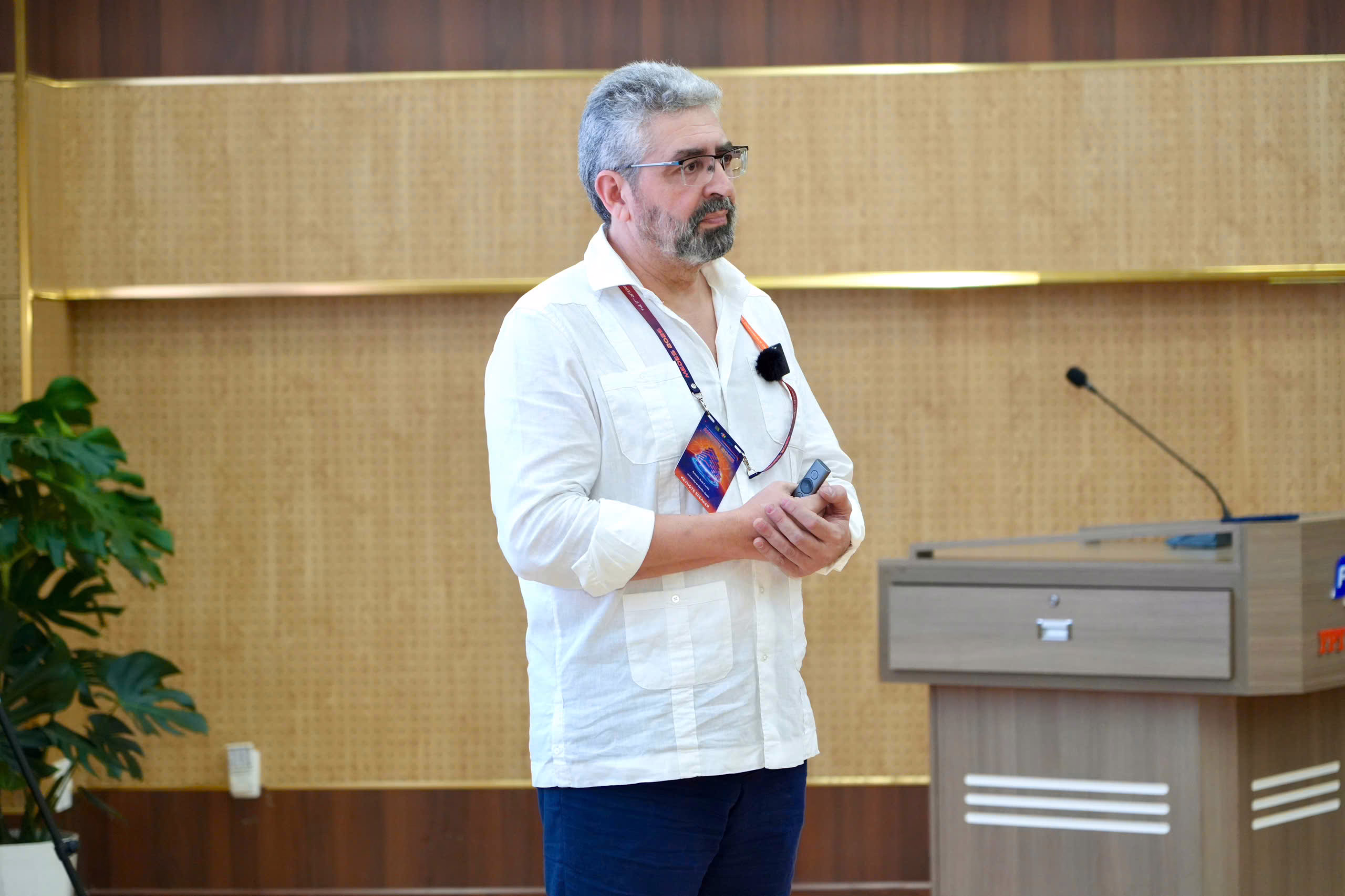 anh 4 Content 11 Medes 2025 GS. Antonio Ruiz Cortés trình bày đề tài "Deconstructing API Consumption in Digital Ecosystems with Analog Technology"