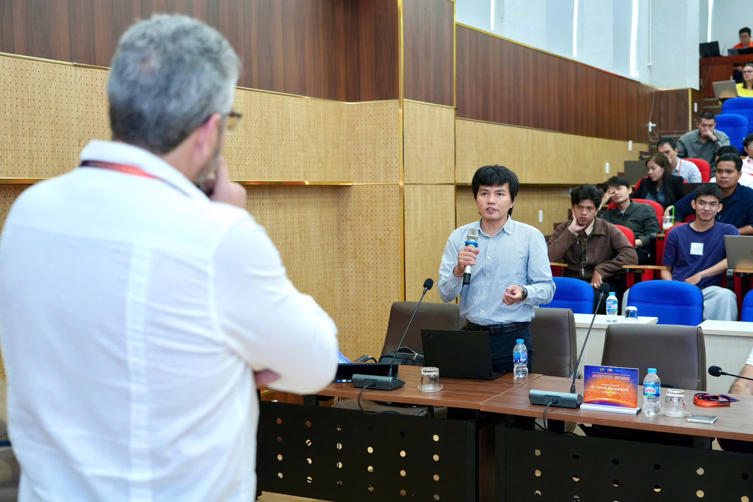 anh 5 Content 11 Medes 2025 Phần trình bày với phép so sánh analog đã tạo nên nhiều câu hỏi thú vị từ người tham dự