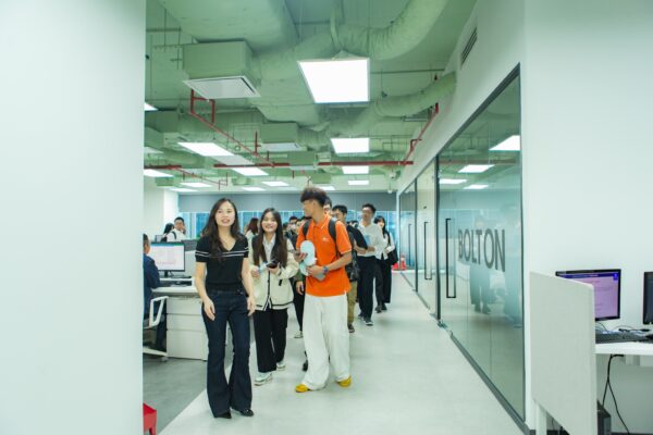 Sinh vien co co hoi san job xin nhan viec ngay sau cu bat tay cua truong dai hoc fpt cung tap doan shinhan 8