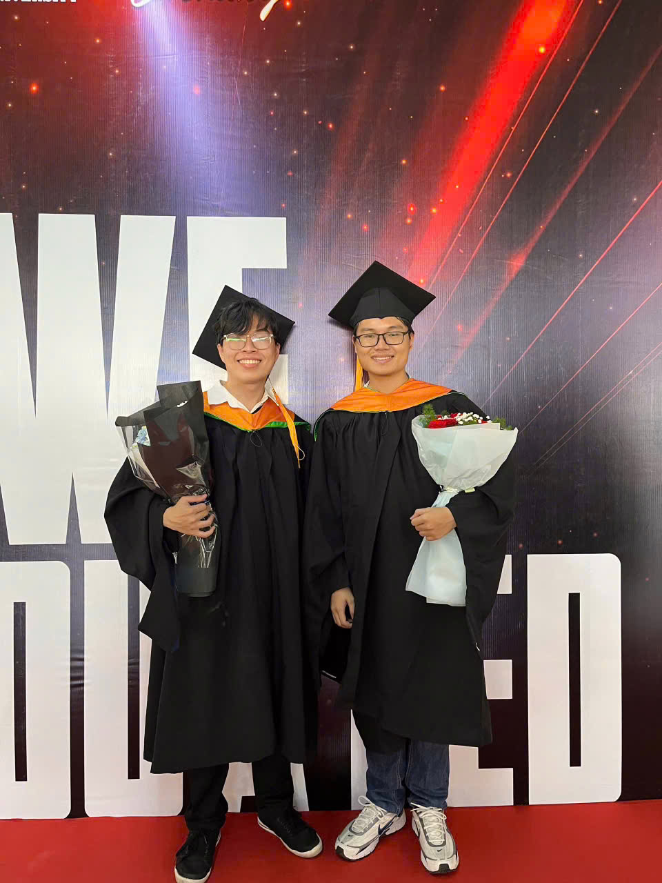 Ngọc Ân chụp ảnh lưu niệm cùng bạn bè tại Lễ Tốt nghiệp 2025