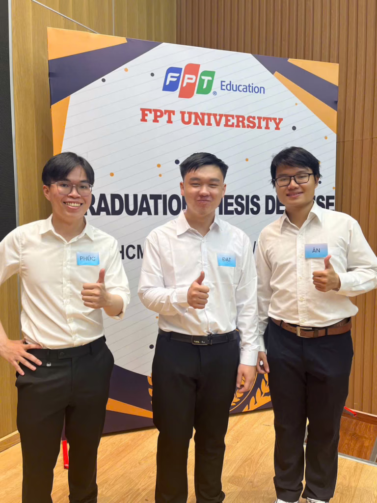 z7267395796281 600effa3e59a0a26ba49a641cfb3a4ca Ngọc Ân (phải) cùng nhóm trong buổi bảo vệ đồ án tốt nghiệp