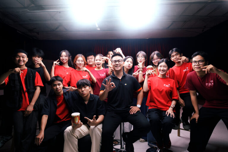 Sinh viên Đại học FPT mang yêu thương, ấm áp đến Viện dưỡng lão Nghệ sĩ TP.HCM trong đêm Noel