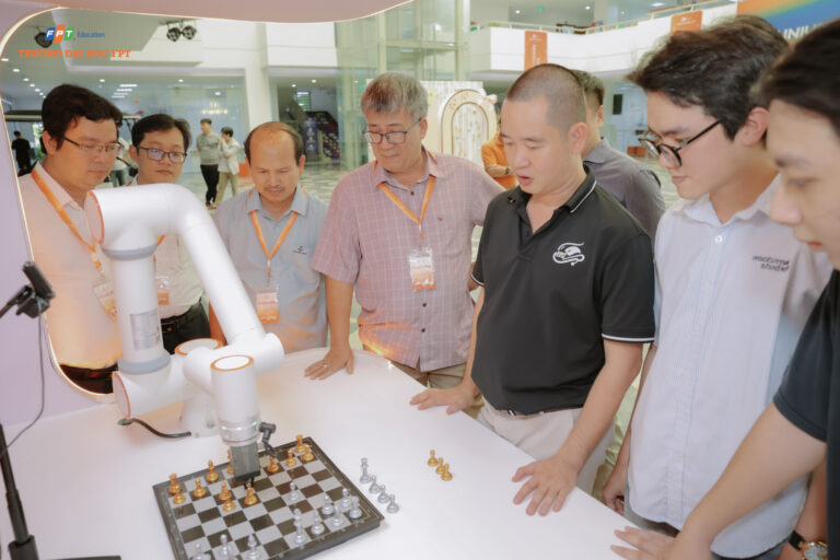 Giảng viên, sinh viên FPTU chế tạo robot thi đấu cờ vua như kỳ thủ