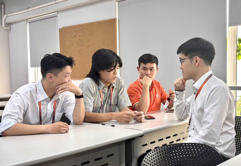 Sinh viên FPTU gây ấn tượng tại MEDES 2025: Tự tin đối thoại cùng các chuyên gia quốc tế