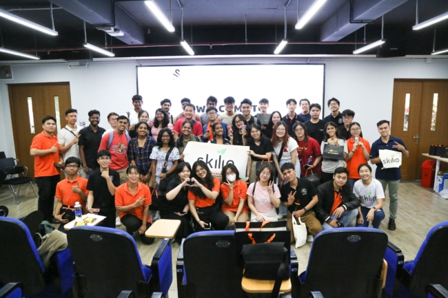 Tieng-anh-thuong-mai-lam-gi-1 479987262 1034460452043699 3170047850127265170 n