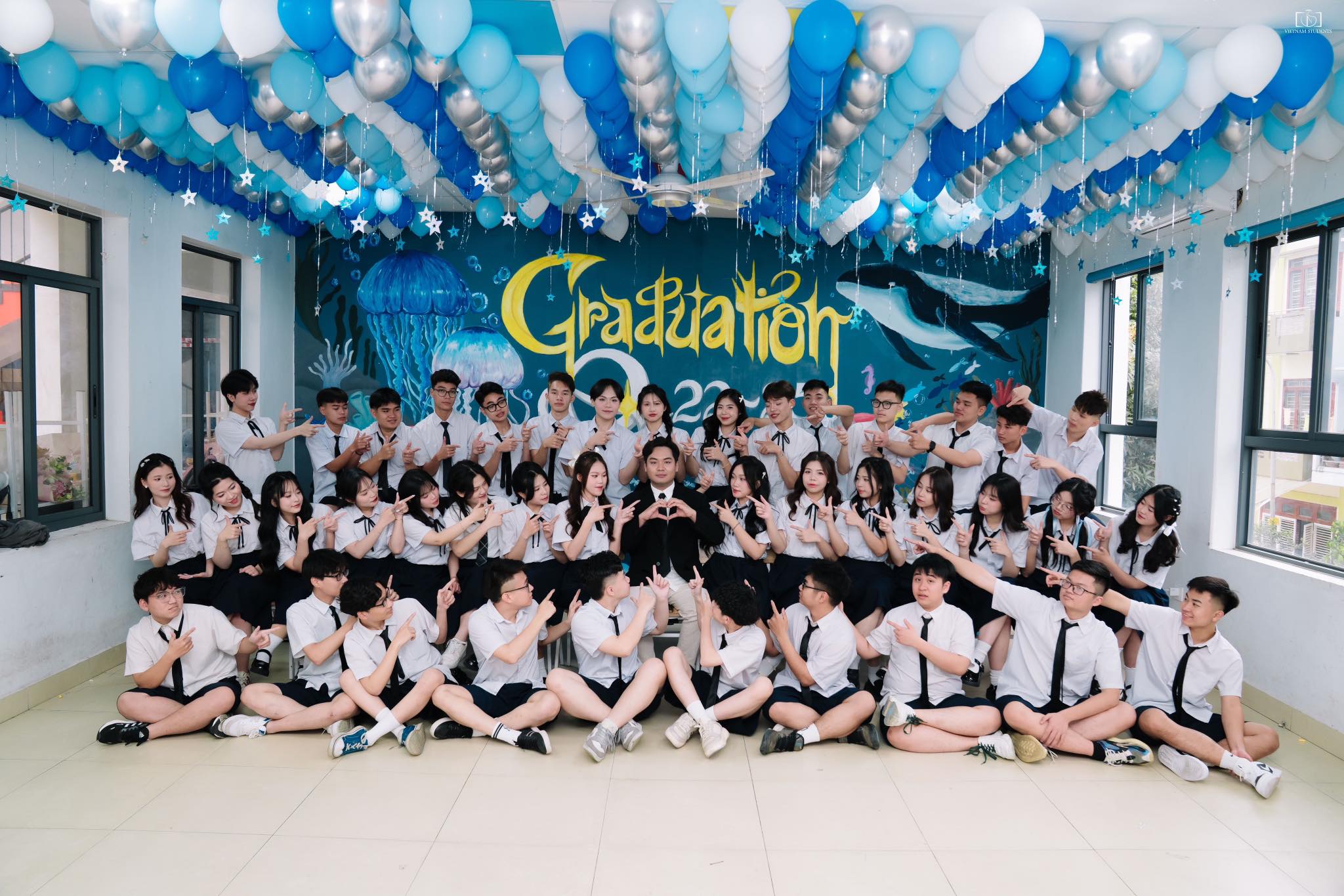 495722235 2674584789398825 5893103728043787520 n Việt Cường chụp ảnh kỷ yếu cùng các bạn học sinh