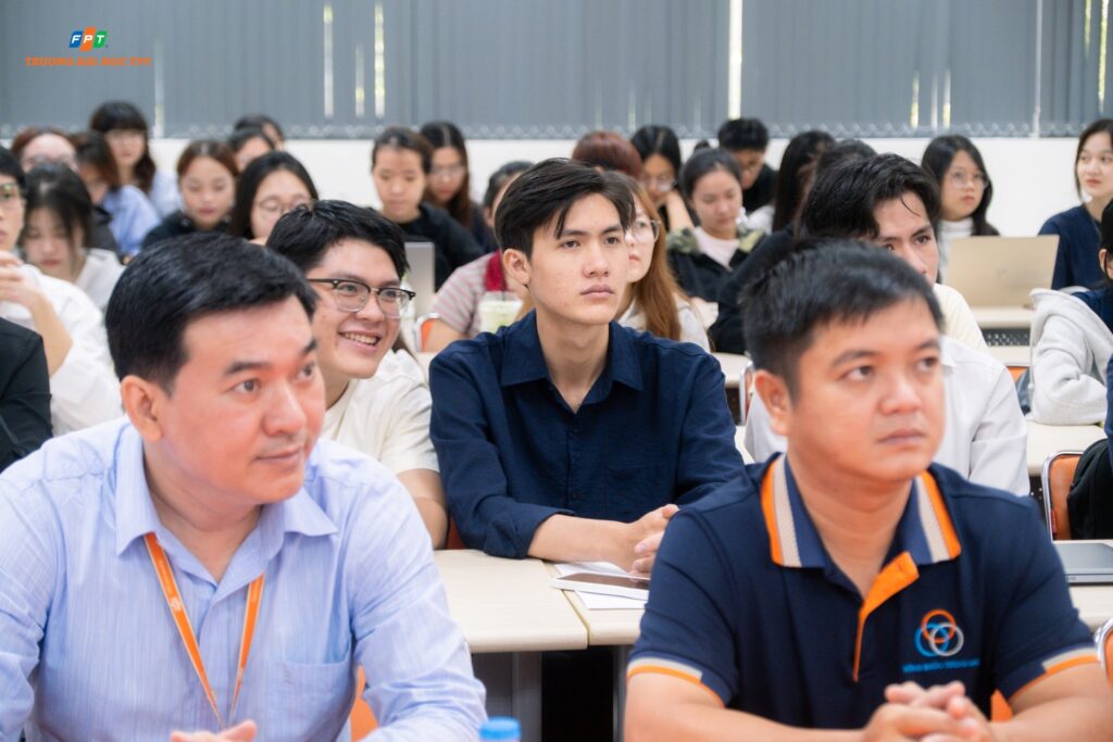 sinh-vien-ren-ky-nang-phong-van-tai-toa-dam-3