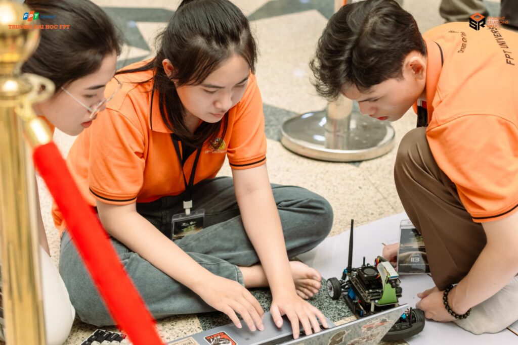 sinh-vien-fpt-le-ngoc-anh-thu-giai-thuong-nu-sinh-khoa-hoc-cong-nghe-2025-3