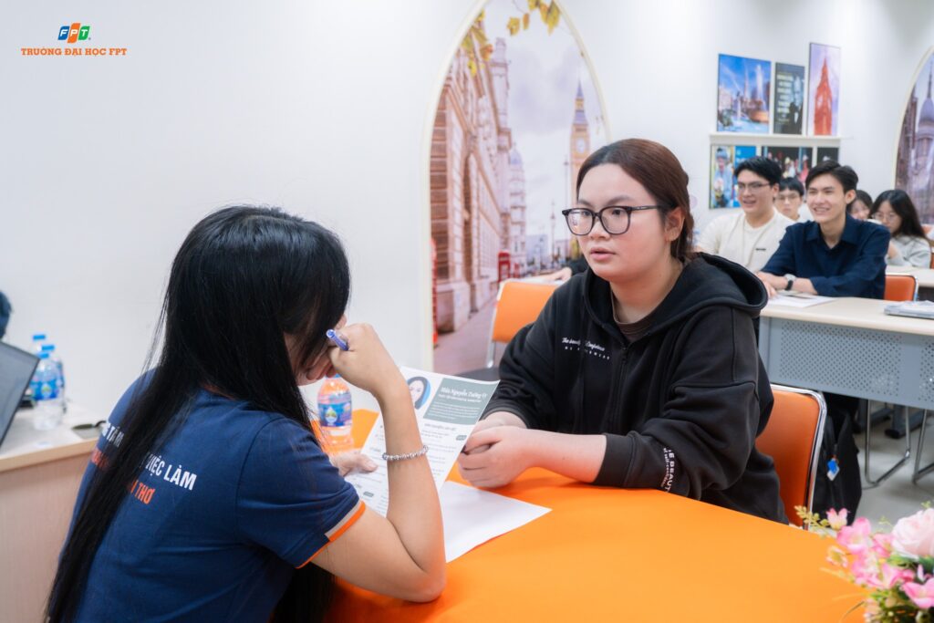 sinh-vien-ren-ky-nang-phong-van-tai-toa-dam-4