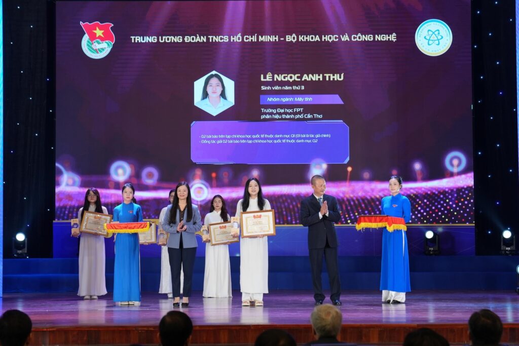 sinh-vien-fpt-le-ngoc-anh-thu-giai-thuong-nu-sinh-khoa-hoc-cong-nghe-2025-2