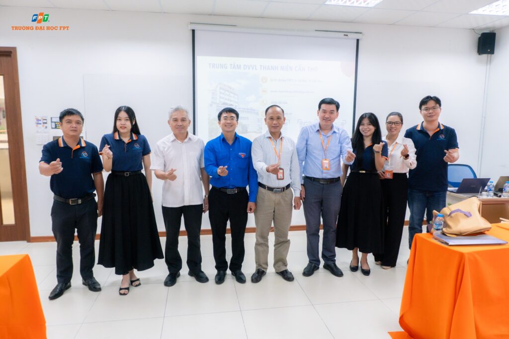 sinh-vien-ren-ky-nang-phong-van-tai-toa-dam-2