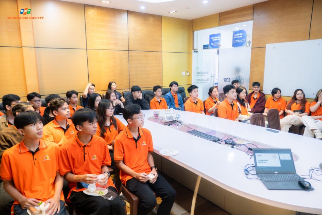 Sinh-viên-FPT-trải-nghiệm-môi-trường-công-nghệ-tại-Công-ty-Cổ-phần-S3-2