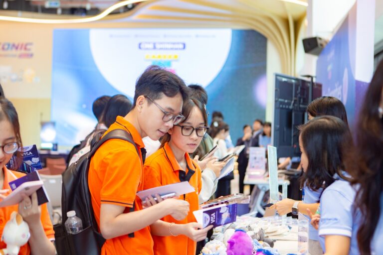 Làm ứng dụng Blockchain, sinh viên Đại học FPT “nghênh chiến” giảng viên