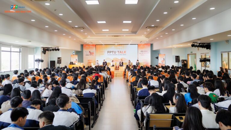 Sinh viên Đại học FPT tưng bừng đón giáng sinh sớm