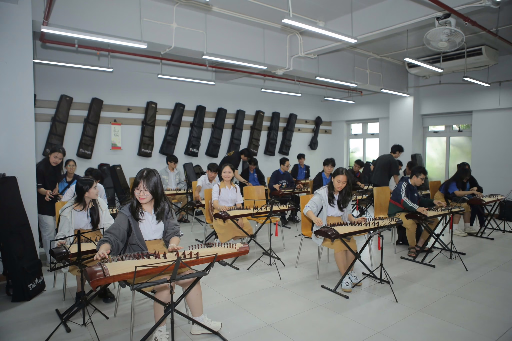 Không gian trải nghiệm nhạc cụ dân tộc được nhiều học sinh hưởng ứng. 