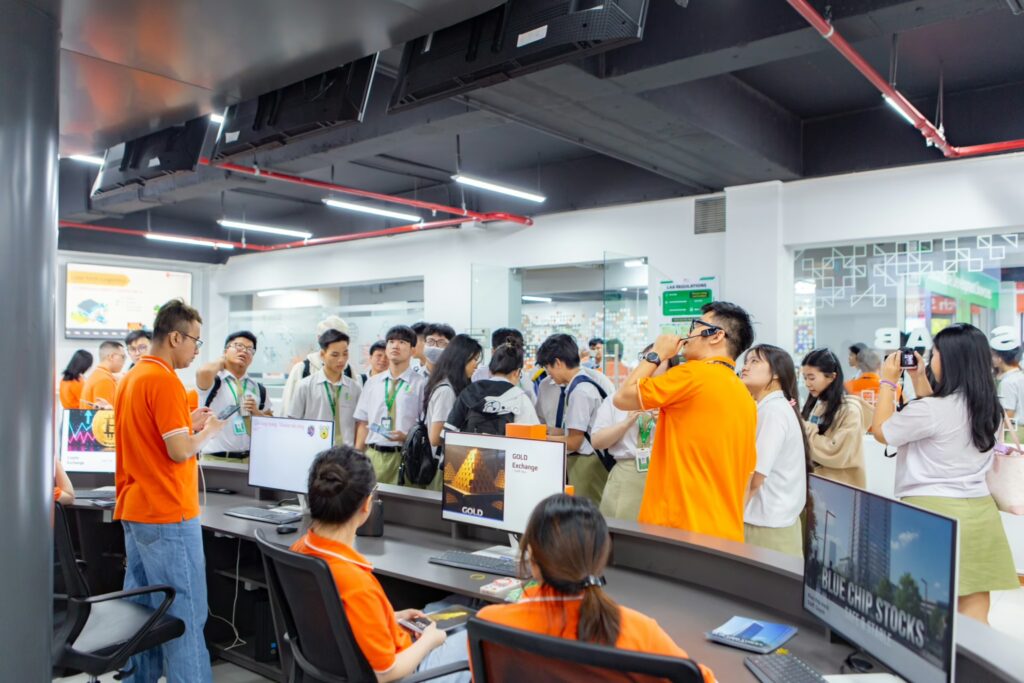 Tiếp nối hành trình FPTU Open Day: Hàng nghìn 2k8 “giải mã” ngành học và “chạm thử” cuộc sống sinh viên