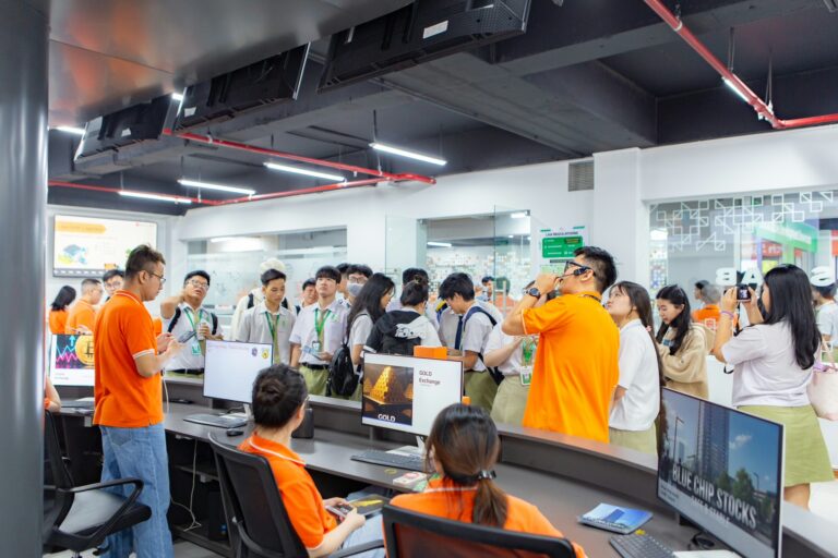 Tiếp nối hành trình FPTU Open Day: Hàng nghìn 2k8 “giải mã” ngành học và “chạm thử” cuộc sống sinh viên