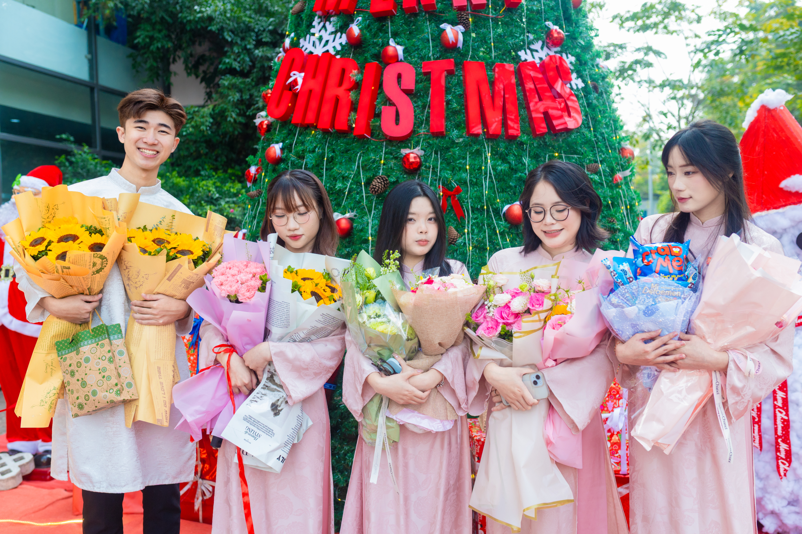 Ảnh team Các thành viên dự án rạng rỡ trong buổi bảo vệ đồ án tốt nghiệp tại FPTU