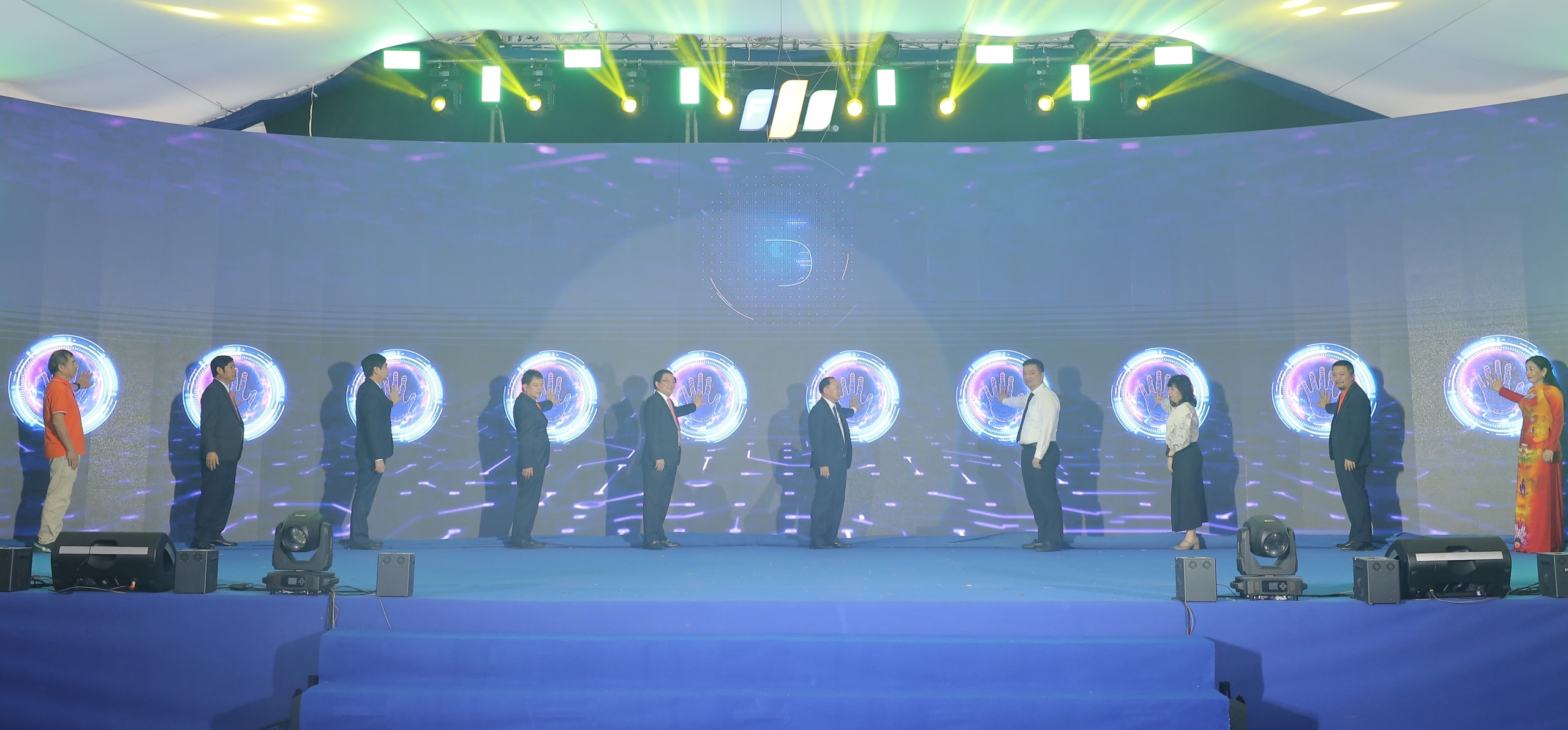 Các đại biểu thực hiện nghi thức bấm nút khởi công động thổ Dự án Trung tâm nghiên cứu Trí tuệ nhân tạo AI Các đại biểu thực hiện nghi thức bấm nút khởi công động thổ Dự án Trung tâm nghiên cứu Trí tuệ nhân tạo AI