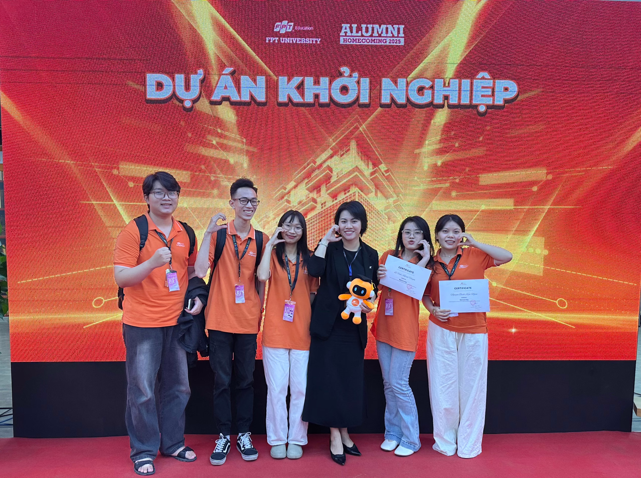 Convocation Day Nhóm sinh viên EduMind chụp ảnh cùng cô Phan Thị Diệu Hà – Giảng viên bộ môn Phát triển Khởi nghiệp, người luôn đồng hành, hỗ trợ dự án