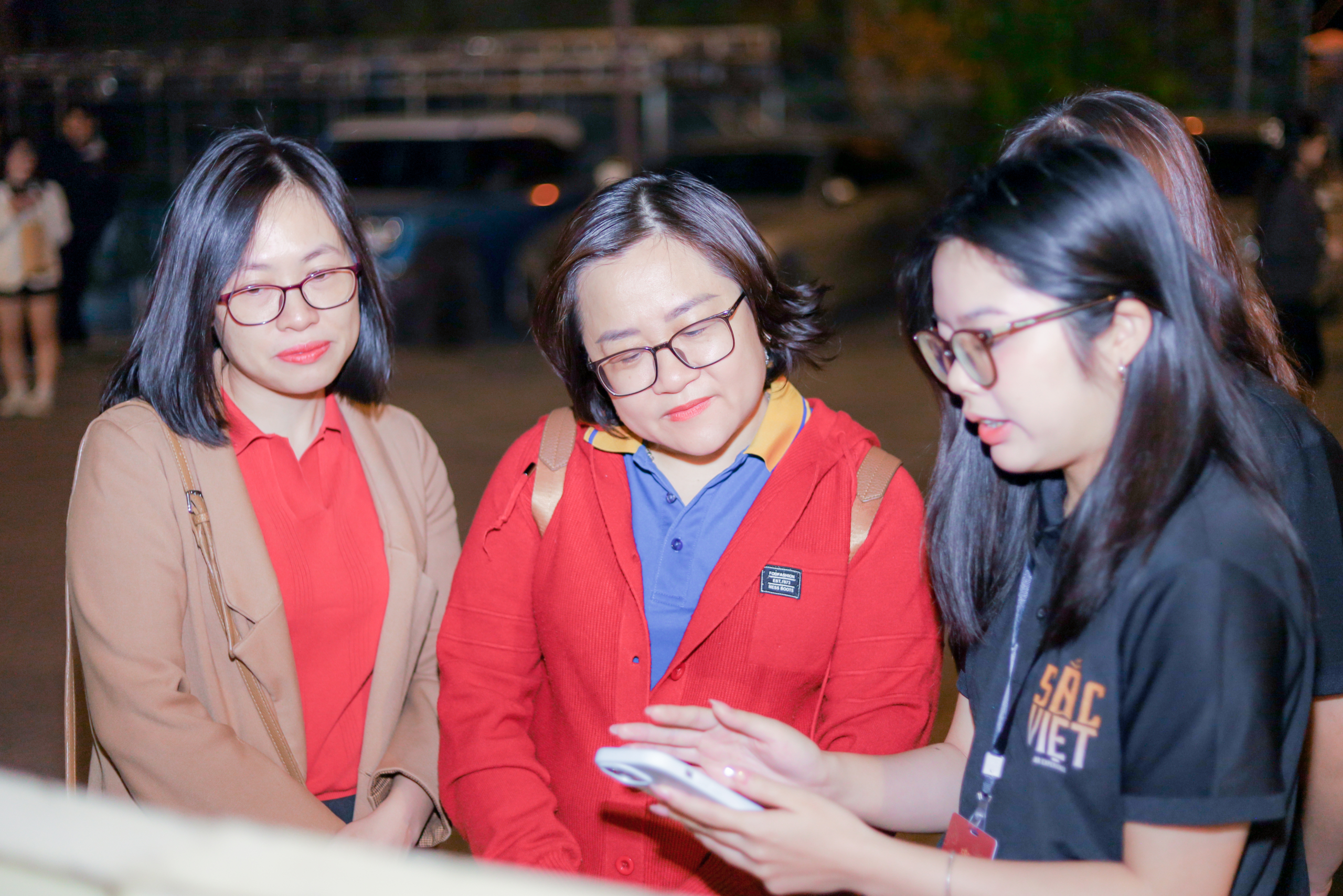 Giới thiệu sản phẩm Các thành viên giới thiệu về dự án đến các du khách