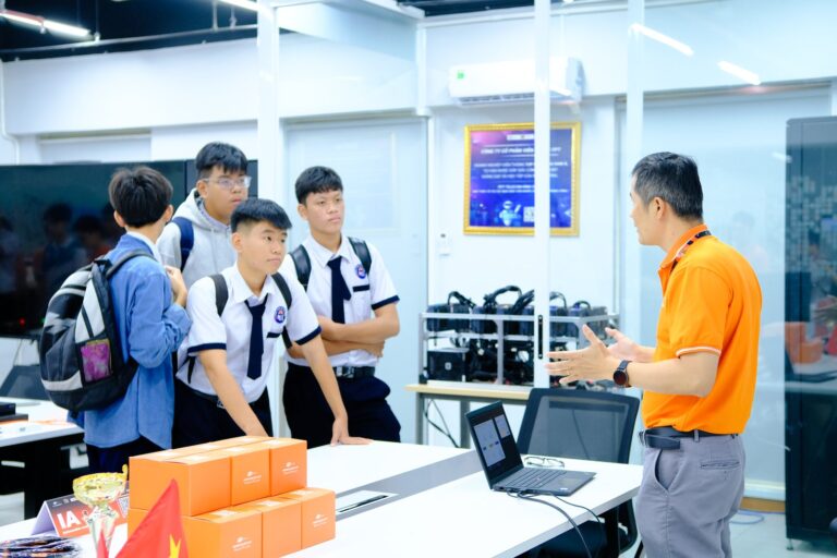 Sinh viên Ngôn ngữ Nhật tự tin bảo vệ luận văn tốt nghiệp