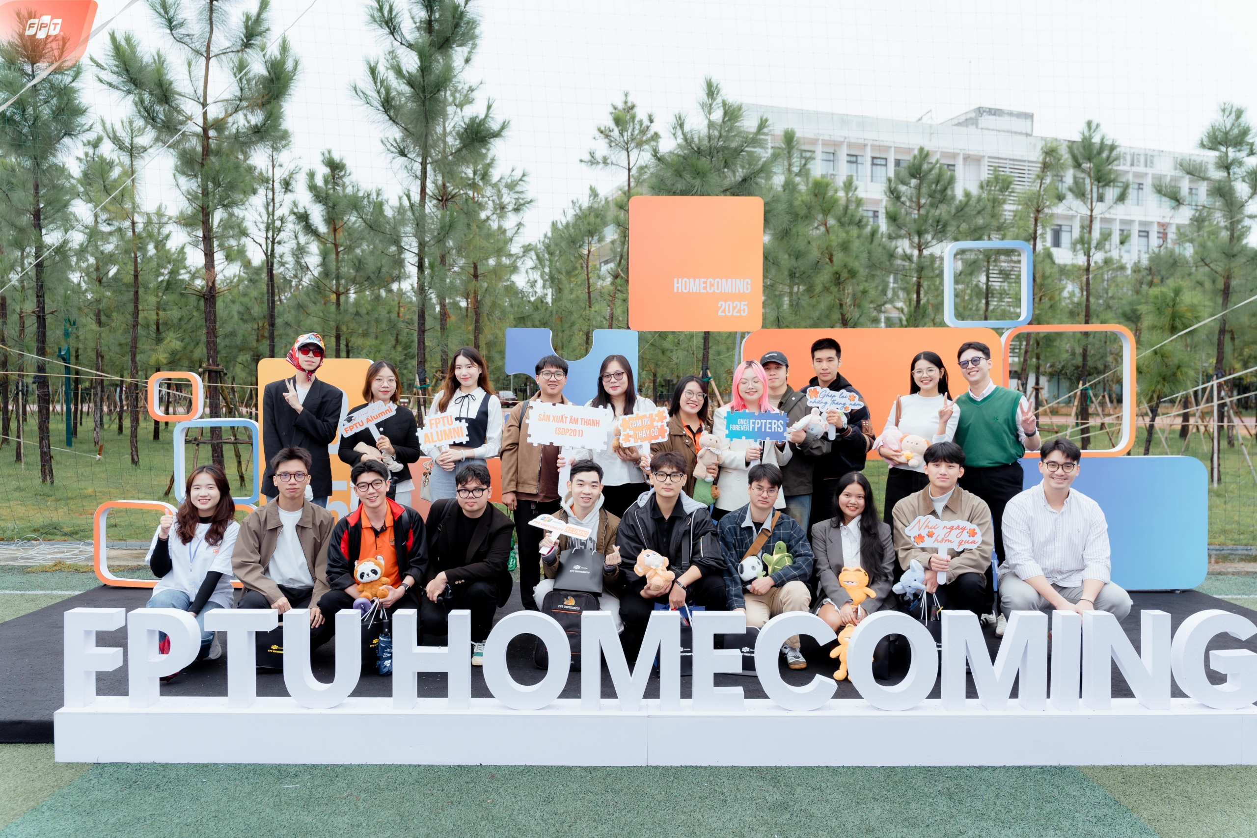 400 cựu sinh viên từ nhiều thế hệ FPTU hội ngộ tại sự kiện Homecoming 2025