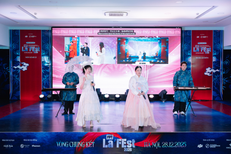 Sinh viên FPTU nhập vai thành người nổi tiếng, phô diễn ngoại ngữ và khả năng ứng biến tại FPT La’FEst 2025